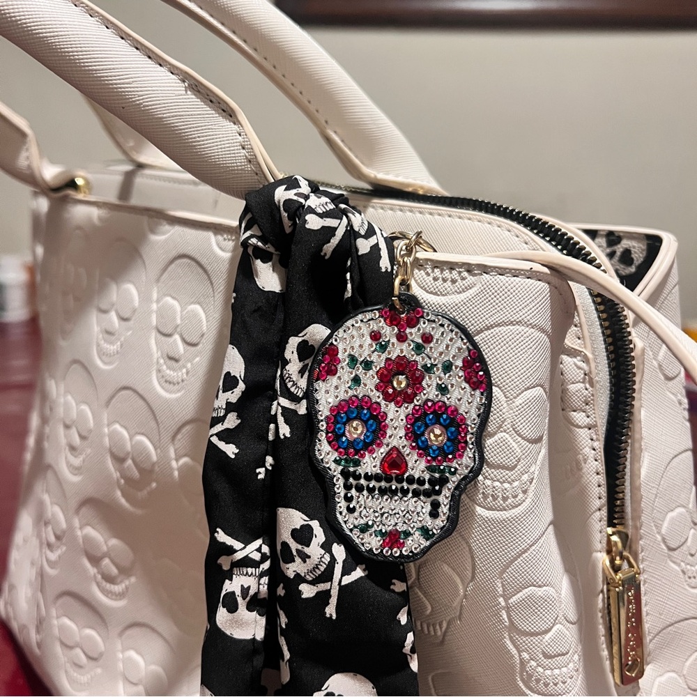 White Skull Embossed Handbag - Picture 11 of 13